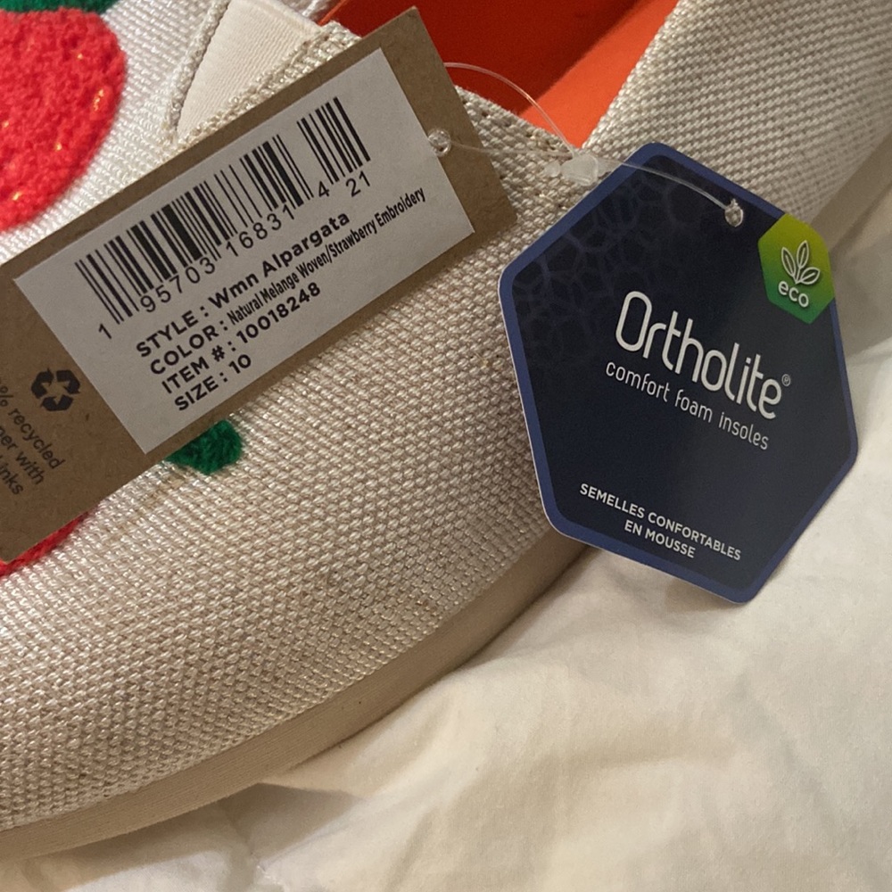 NIB toms strawberry flats - Picture 2 of 4